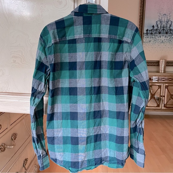 Hollister Plaid Poplin Long Sleeve Button Down Shirt - Picture 10 of 14